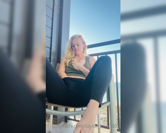 Taylor aka Taylor_love_303 OnlyFans - Squirting on my balcony