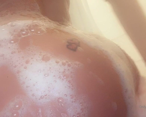 Tris aka Tris_love OnlyFans - Ass is nice and soapy