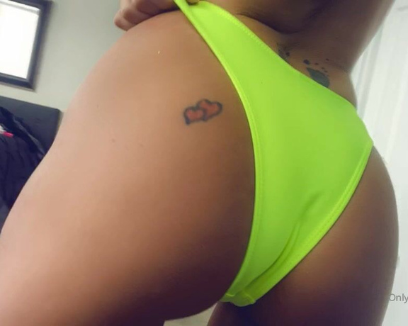 Tris aka Tris_love OnlyFans - Omg this neon makes me look so tan you like