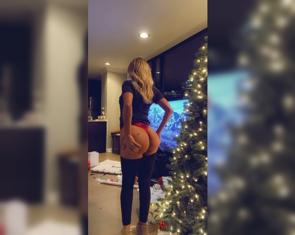 Tris aka Tris_love OnlyFans - Wrapping gifts and doing naughty shit last night