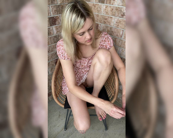 Elizabeth aka Elizabeth88 OnlyFans - Painting my nails on the front porch