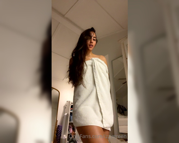 Izzy Green aka Izzygreen OnlyFans - Towel drop video ) please don’t mind the bug bites on my tummy I got attacked my mosquitoes while