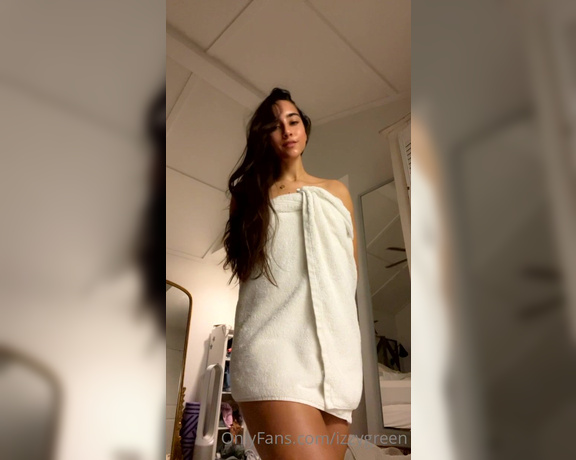 Izzy Green aka Izzygreen OnlyFans - Towel drop video ) please don’t mind the bug bites on my tummy I got attacked my mosquitoes while