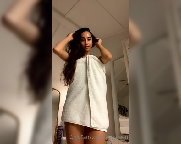 Izzy Green aka Izzygreen OnlyFans - Towel drop video ) please don’t mind the bug bites on my tummy I got attacked my mosquitoes while