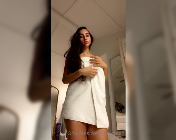 Izzy Green aka Izzygreen OnlyFans - Towel drop video ) please don’t mind the bug bites on my tummy I got attacked my mosquitoes while