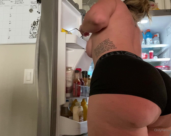 Sophie VIP aka Sophiethebodyvip OnlyFans - Good morning! I’m over here putting groceries away, what are you up