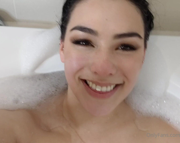 Leah Wilde aka Leahgoeswilde OnlyFans - No access to a pool so a bath will do Enjoy some floating titties!