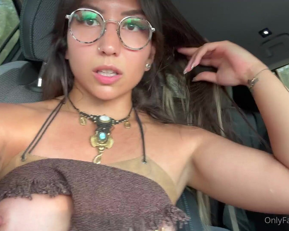 Lili aka Itsxlilix OnlyFans - Quando estamos na fila e estamos muito aborrecidos Quem que j passou por uma experincia sexua