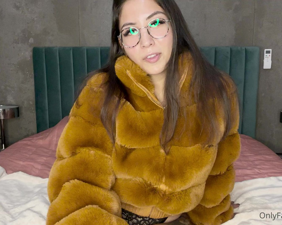 Lili aka Itsxlilix OnlyFans - Un joi avec mon manteau que vous adorez Prpares ta cage chastet, ton plug et ton dildo anal,