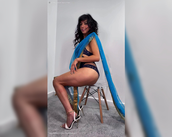 Aaliyah Yasin aka Aaliyah.yasin OnlyFans - Aaliyah sends you a seductive video in her blue dupatta and heels