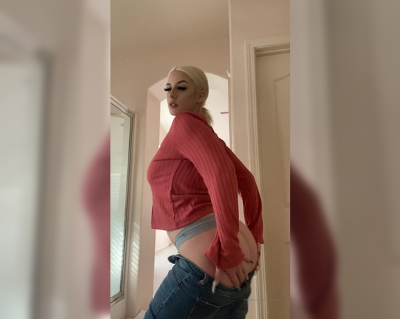 Emily aka Pawgemily OnlyFans - Twerking with some jeans