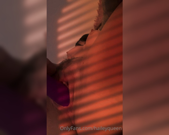 Hailey Queen aka Haileyqueen OnlyFans - Masturbndome con dedos y juguete masturbation with fingers and sex toy OMG it feels so good!