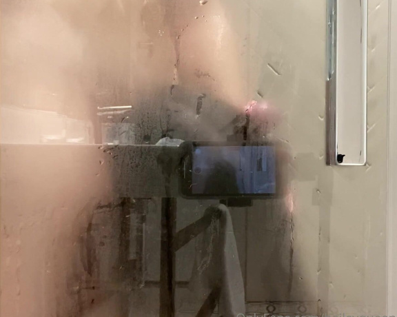 Hailey Queen aka Haileyqueen OnlyFans - Una mamada caliente en la ducha hot blowjob in the shower