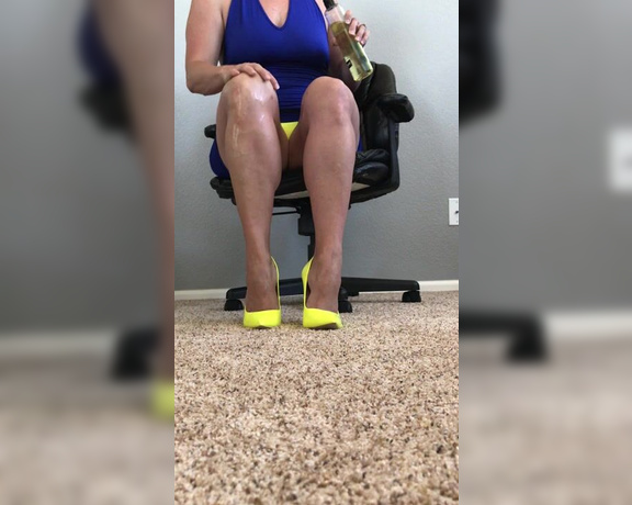 The Seductive Hotwife aka Theseductivehotwife OnlyFans - Wet N Wild in Yellow ) Watch me pour oil all over my legs and rub it in for yoummmmm )