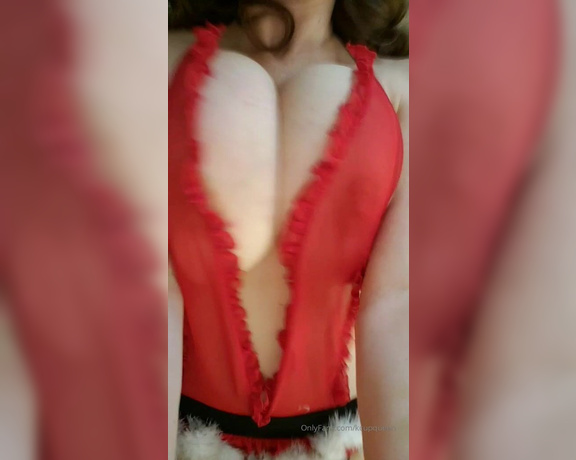 KCupQueen aka Kcupqueen OnlyFans - Festive Snap Throwback