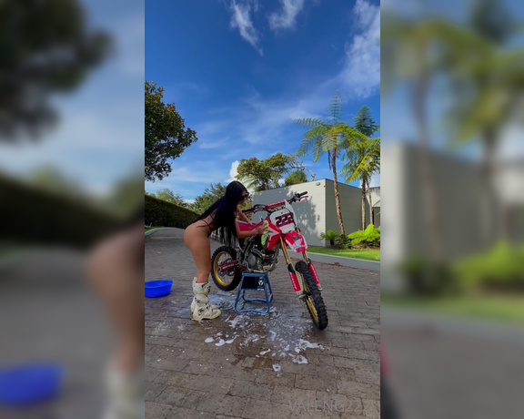 Valentina Gomez aka Valeng222 OnlyFans - Acompame a lavar la moto de paso puedes ver como me mojo