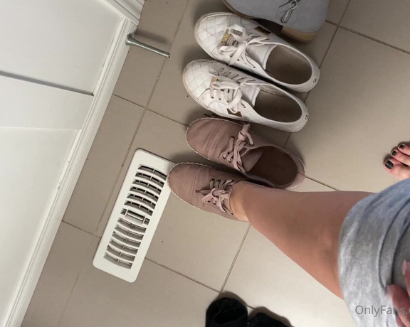 Ashley Elizabeth aka Yunging19 OnlyFans - Shoe declutter