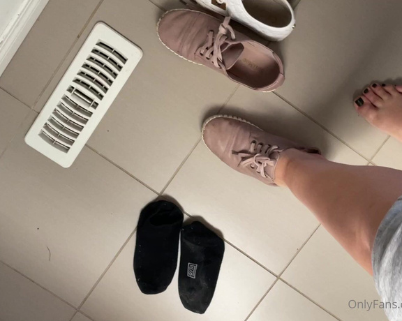 Ashley Elizabeth aka Yunging19 OnlyFans - Shoe declutter