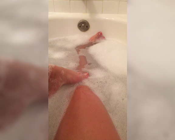 Goddess Siham Feet Toes And Pussy Play In Bubble Bath
