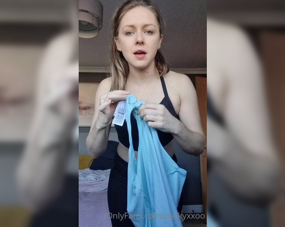 Becky aka Beckyxxoo OnlyFans - BLUE TOP WINS I need your help (Excuse the messy hair )