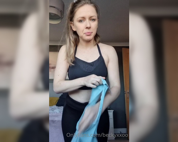 Becky aka Beckyxxoo OnlyFans - BLUE TOP WINS I need your help (Excuse the messy hair )