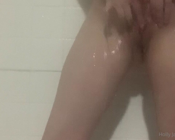 Holly Jane aka Hollyjaneloves69 OnlyFans - Just took a shower and I’m all clean for you let’s get dirty again and do a live video session wan