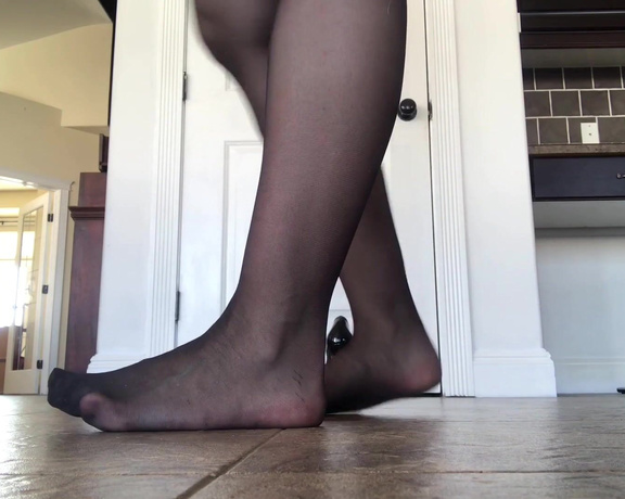 Jesse Switch aka Jesse_switch OnlyFans - For pantyhose lovers, lots of close ups of feet and ass, finishing with some pussy play, getting tho
