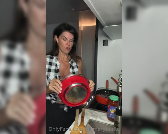 TheMaryBurke aka Themaryburke OnlyFans - Popping the colander and draining the meat