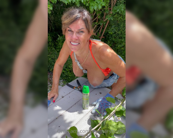 TheMaryBurke aka Themaryburke OnlyFans - Yard work break Who will bend me over the table