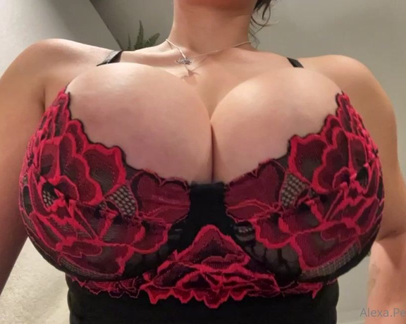 AlexaPearl aka Alexapearl OnlyFans - Come shove your face in between