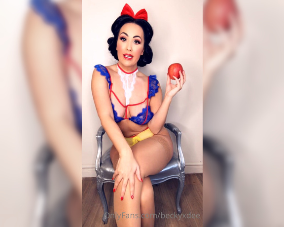 BeckyDee aka Beckyxdee OnlyFans - You Heard me check those Dms you naughty boys