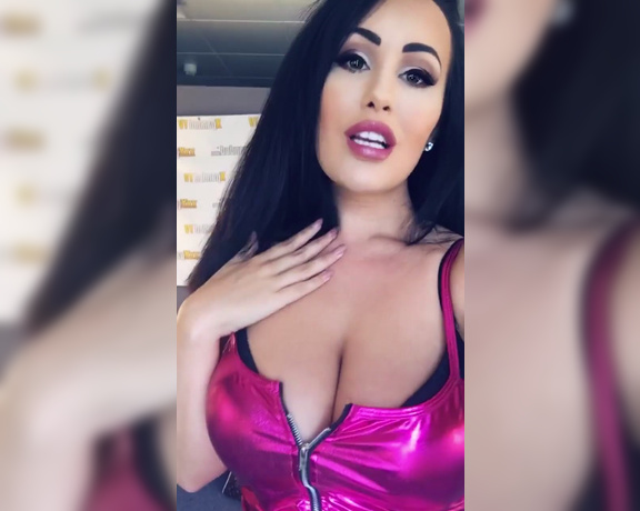 BeckyDee aka Beckyxdee OnlyFans - Love this song who loves girls with a big fat ass