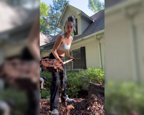 Watch Online Melissa Aka Sexyhippies Onlyfans Shoveled 5 Truck Beds Of Mulch This Labor Day