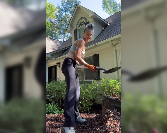 Melissa aka Sexyhippies OnlyFans - Shoveled 5 truck beds of mulch this Labor Day weekend! Then I masturbated 5 times to celebrate