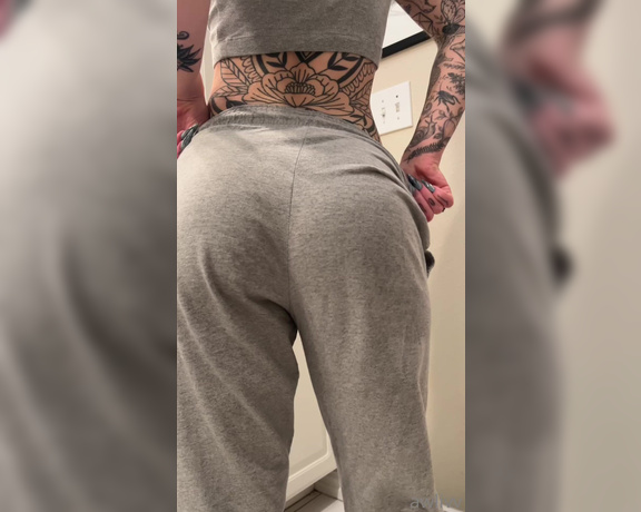 awlivv aka Awlivv OnlyFans - Who says grey sweats are only sexy on men swipe for the ass jiggle we all need today 2