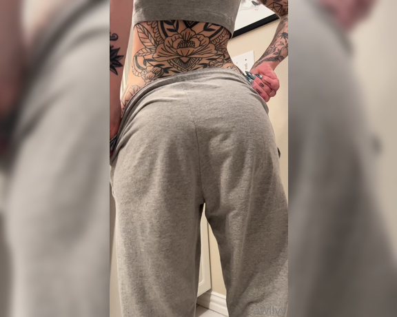 awlivv aka Awlivv OnlyFans - Who says grey sweats are only sexy on men swipe for the ass jiggle we all need today 2