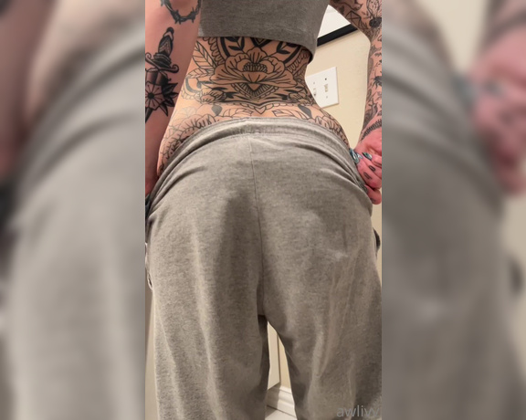 awlivv aka Awlivv OnlyFans - Who says grey sweats are only sexy on men swipe for the ass jiggle we all need today 2