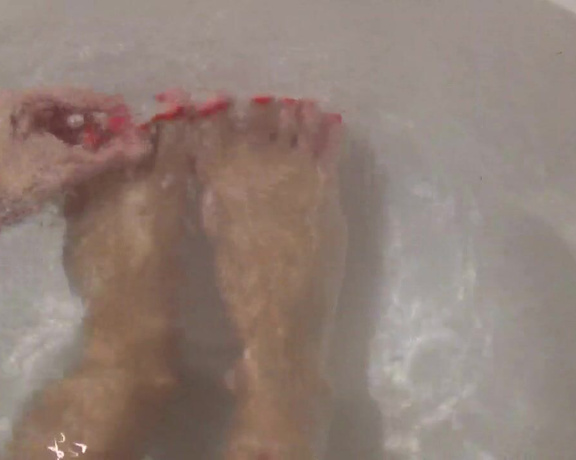 Goddess Vanessa Underwater Foot Joi
