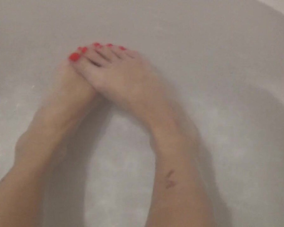Goddess Vanessa Underwater Foot Joi