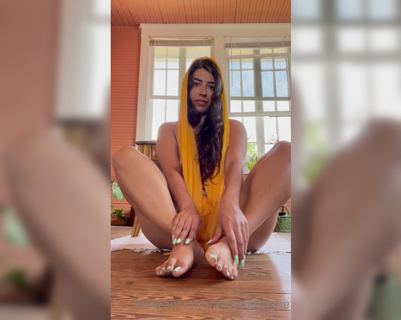 Jasmine Sherni aka Jasminesherni OnlyFans - Showing off my pretty Punjabi feet + toes for you, baby