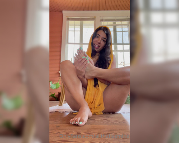 Jasmine Sherni aka Jasminesherni OnlyFans - Showing off my pretty Punjabi feet + toes for you, baby