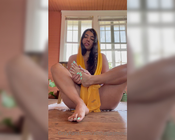 Jasmine Sherni aka Jasminesherni OnlyFans - Showing off my pretty Punjabi feet + toes for you, baby