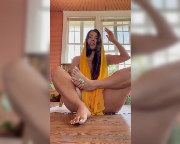 Jasmine Sherni aka Jasminesherni OnlyFans - Showing off my pretty Punjabi feet + toes for you, baby