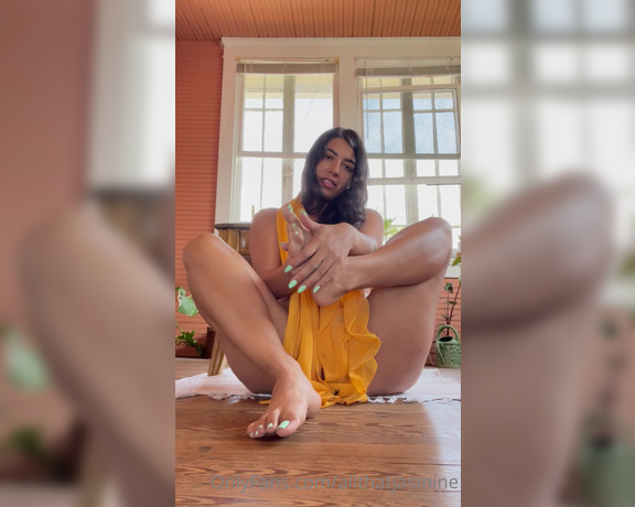 Jasmine Sherni aka Jasminesherni OnlyFans - Showing off my pretty Punjabi feet + toes for you, baby