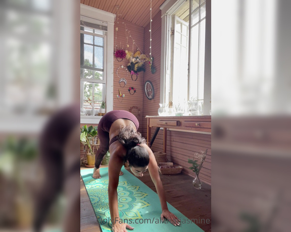 Jasmine Sherni aka Jasminesherni OnlyFans - Morning yoga flow