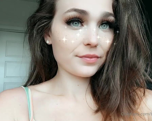 Kayla aka Butternutgiraffe OnlyFans - Going live on twitch in an hour come see