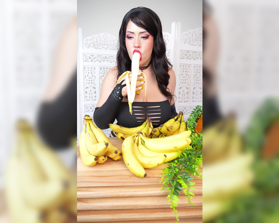 StyxHips aka Styxhips OnlyFans - SPECIAL SURPRISE BANANA MUKBANG (not rly a mukbang just a silly video p)