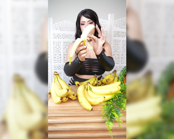 StyxHips aka Styxhips OnlyFans - SPECIAL SURPRISE BANANA MUKBANG (not rly a mukbang just a silly video p)