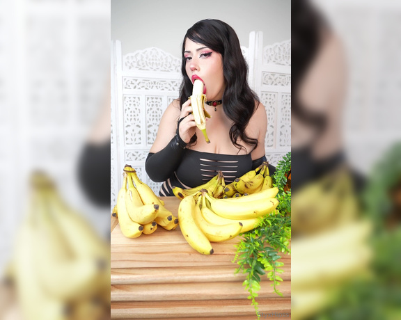 StyxHips aka Styxhips OnlyFans - SPECIAL SURPRISE BANANA MUKBANG (not rly a mukbang just a silly video p)