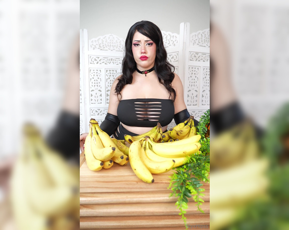 StyxHips aka Styxhips OnlyFans - SPECIAL SURPRISE BANANA MUKBANG (not rly a mukbang just a silly video p)